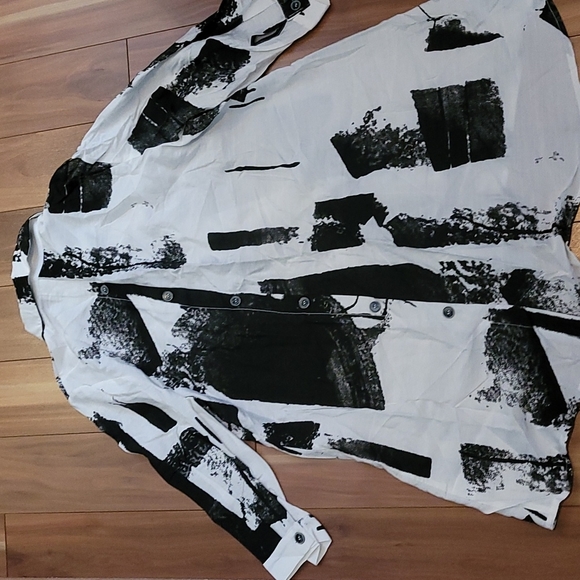 Nwt RED CORAL graphic print collar top - Picture 5 of 5